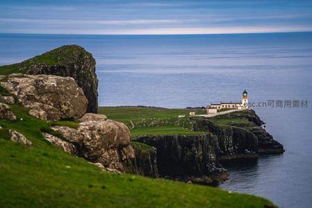 悬崖灯塔守望蔚蓝大海