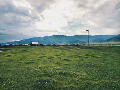 草原村落与远山云影