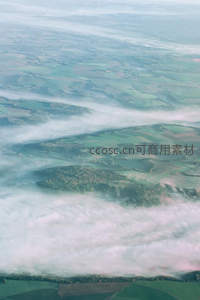 云层缝隙中的大地秘境