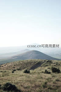 孤峰远眺，山径蜿蜒入苍茫大地