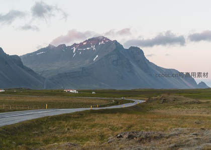 冰岛公路蜿蜒于雪山脚下