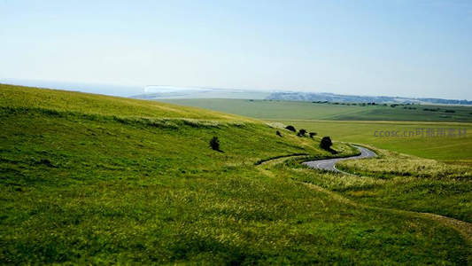 蜿蜒公路穿越青翠山谷
