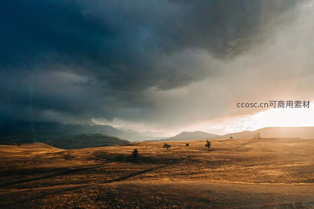 风暴前夕的金色草原与远山