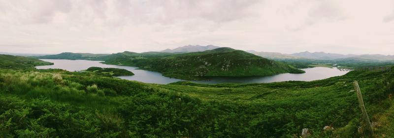 翠绿山谷环抱蜿蜒湖泊全景