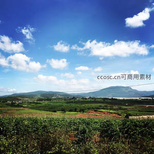 蓝天白云下的田园风光与远山