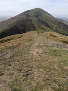 孤影登顶：荒原山脊徒步之旅