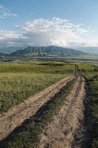 山野土路通远方，绿坡连绵望城郭