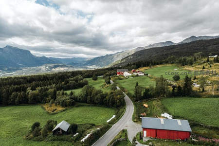 航拍山谷农场红屋点缀绿野