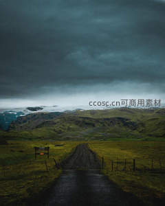 阴云压境荒野土路通向远方