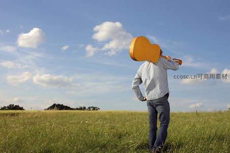 吉他手背影，漫步在无垠的金色麦田