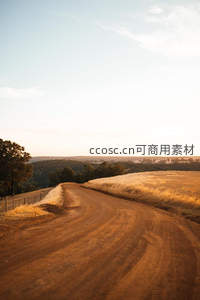 黄昏时分蜿蜒的乡间土路