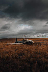 阴云下废墟飞机旁站立的人影