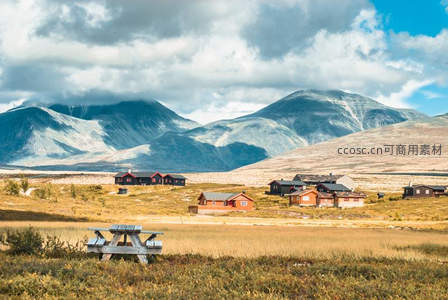 山脚下木屋村落与野餐桌景