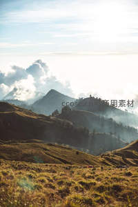 晨雾缭绕山峦光影交错如画