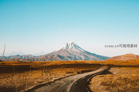 土路蜿蜒通向雪顶火山之巅