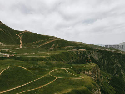 滑翔伞飞越高山峡谷的壮景