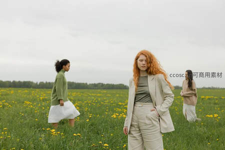 三位女子漫步花海展现优雅姿态