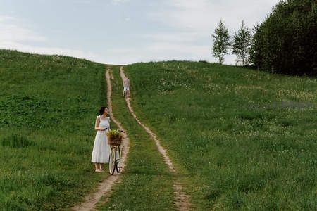 绿野仙踪：白衣少女与单车的田园诗