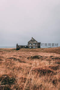 荒原上的废弃石屋，孤寂苍凉