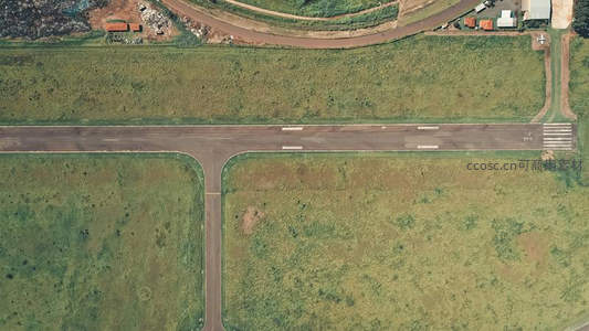 航拍视角下的乡间道路与田野交错