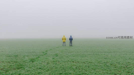 雾中同行，两道身影踏过青翠田野