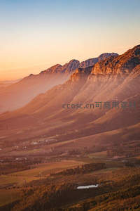 霞光万丈，山谷在暮色中温柔沉睡