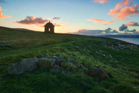海边古亭，晚霞映照孤独的守望者