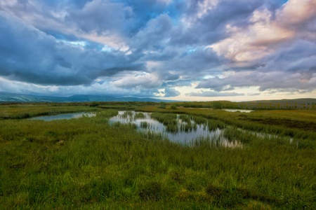 湿地黄昏倒影与多云天空