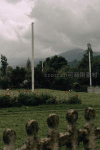 乡村花园前的白色灯柱与远山