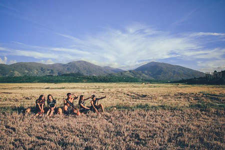 五人坐稻田远眺青山合影