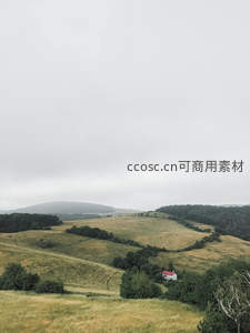 丘陵间孤屋与苍茫天空