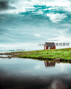 湖畔红屋倒影如画