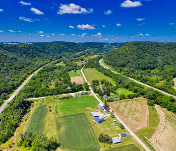 航拍田园风光与农舍道路