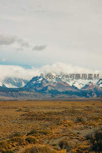 云雾缭绕的雪山与荒原地貌