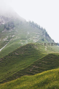 云雾缭绕山峦叠翠徒步胜地