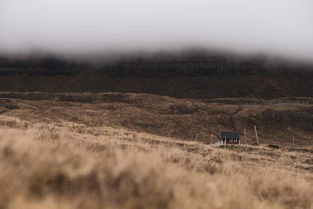 孤屋隐于荒原云海之下的静谧