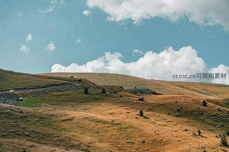 金秋山丘公路蜿蜒云影斑驳