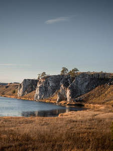 湖畔悬崖峭壁，游人点缀壮丽风景