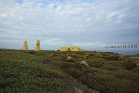海边堡垒遗址，绿植覆盖历史遗迹