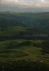 俯瞰连绵绿谷，山峦叠嶂如波涛涌动