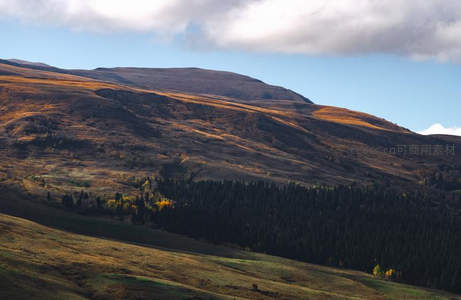秋日山峦层林尽染风光