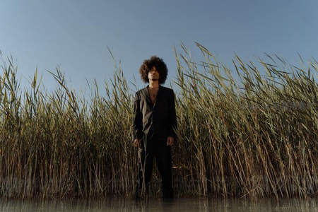 芦苇丛中黑衣人静立水边