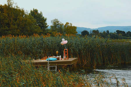 芦苇丛中的浪漫湖畔餐桌