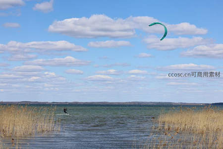 碧空下的风筝冲浪者，与湖畔芦苇共舞