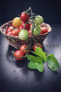 藤蔓番茄与薄荷叶的静物