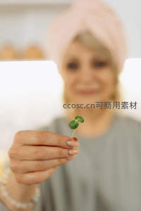 女士温柔展示新生绿芽