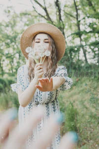 草帽少女吹散蒲公英许愿