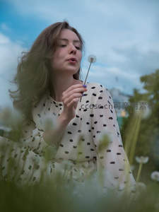 波点裙女子田野吹蒲公英，风拂发丝