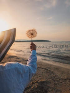夕阳海滩手握蒲公英静谧时光
