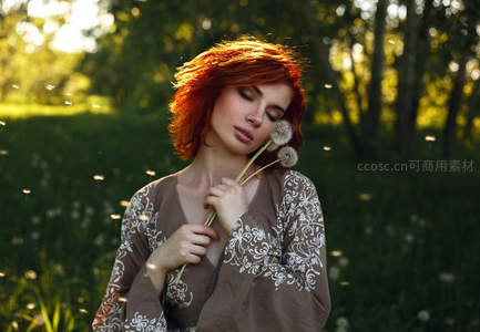 红发女子林间轻抚蒲公英闭目享受